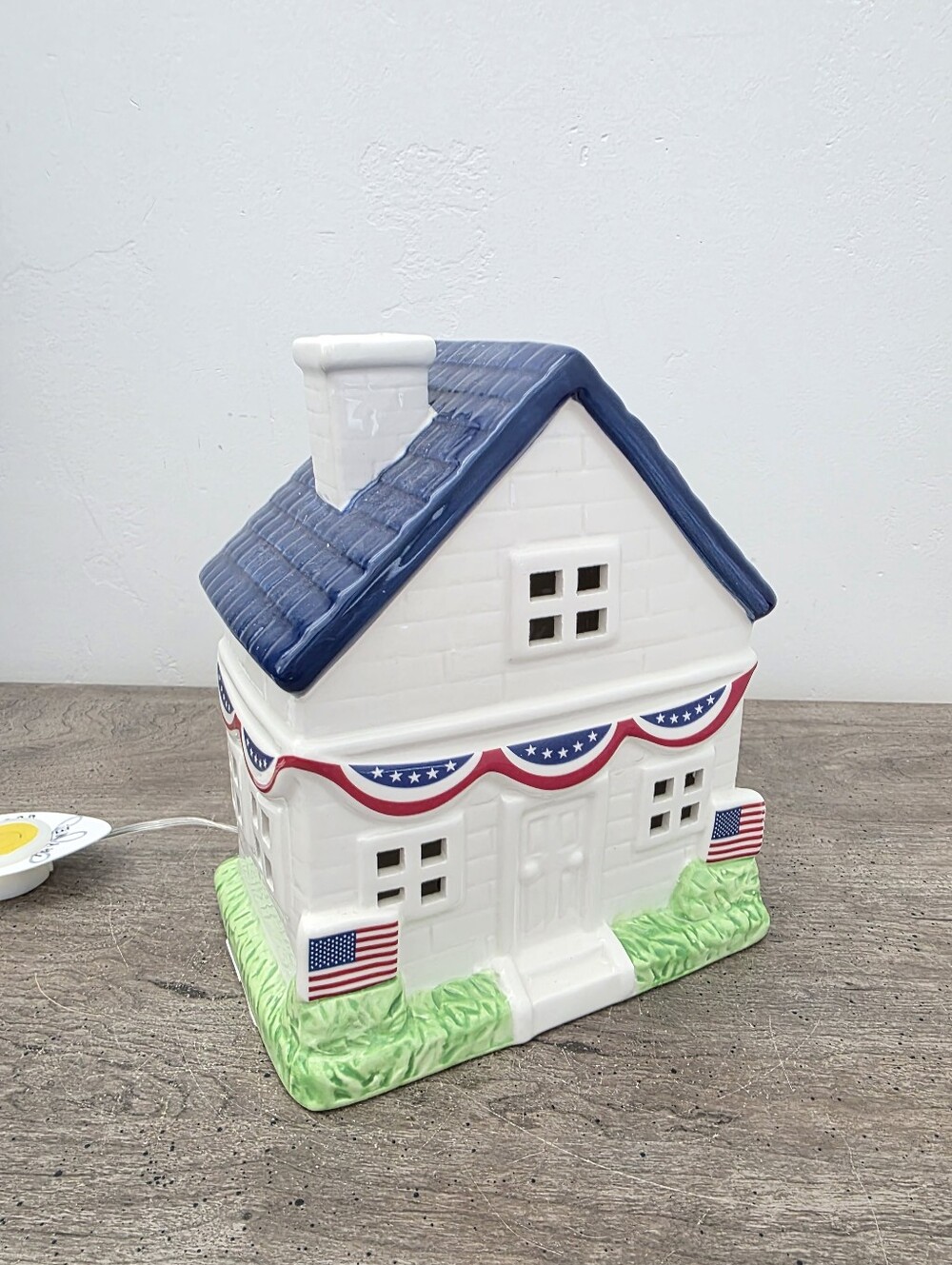 Martha Stewart Patriotic Ceramic House Light Up 7.5in x 4in x 6in Brand new